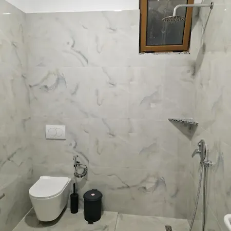 Lamka Konukevi Saranda